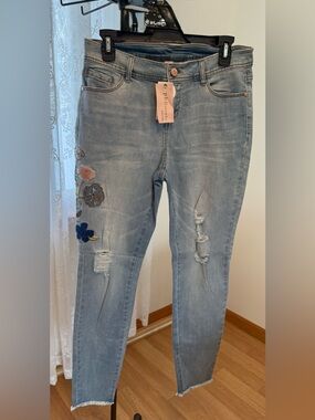 NWT Women’s Philosophy Embroidered Skinny Jeans, Size 10, Light wash